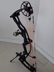 Hoyt RX9 RH 70′ Black Carbon Fiber bow with Hoyt 2.0 stand & QAD rest.