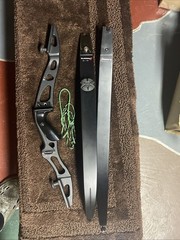 Hoyt Excel ILF Riser 21” Right Hand Riser & TradTech Short 50 Lb. Limbs Mint
