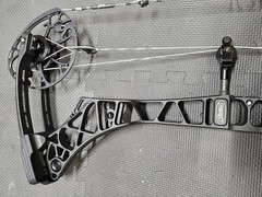Mathews VXR 28 w Custom Strings