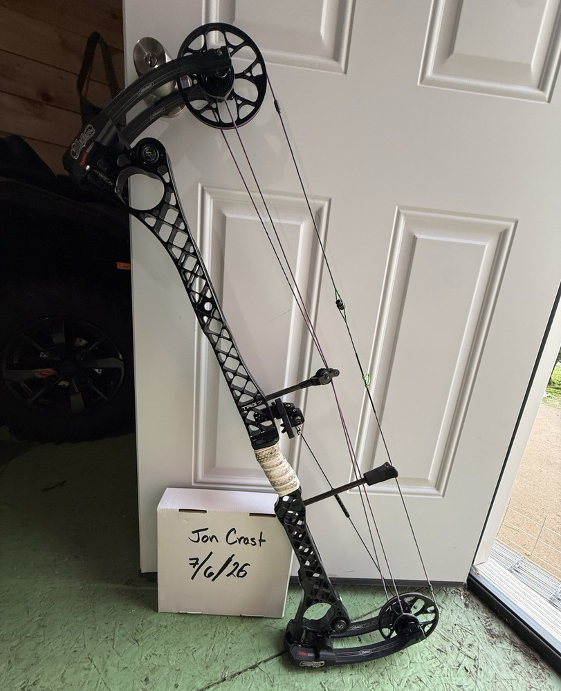 Mathews TRG Target Compound Bow RH 60lb 27in Draw 40in Black Aluminum
