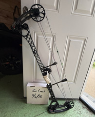 Mathews TRG Target Compound Bow RH 60lb 27in Draw 40in Black Aluminum