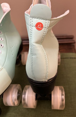 Exgingle Women’s – Light Green w/White Wheels Roller Skates size 42/10