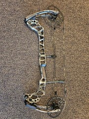 Mathews Triax RH Compound Bow 70/29.5 Lost Camo XD New Threadz Strings