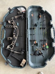 Hoyt STR 57 RH Compound Bow 15-70lb 19-30in Camo Case 5-Pin 4 Arrows