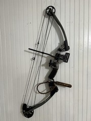 Martin Phantom Compound Bow, Magnum RH, 55-70#,28” Draw, With Accessories