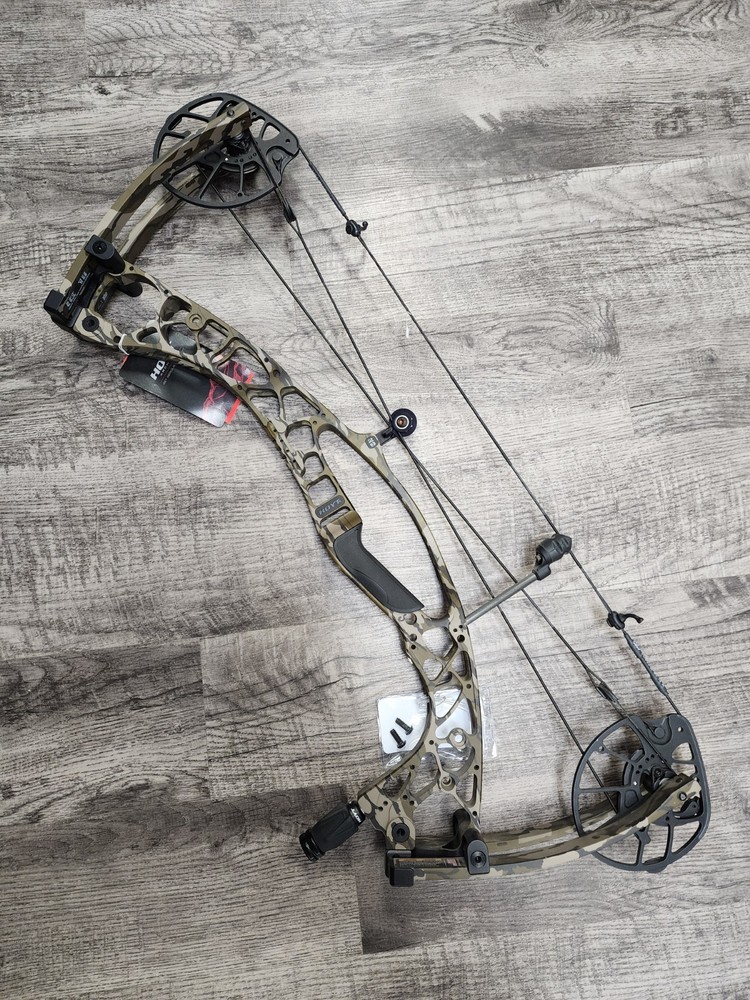 Hoyt AX-2 29 – Right Hand – 26 1/4-27″ draw – 60-70LBS – Bottomland