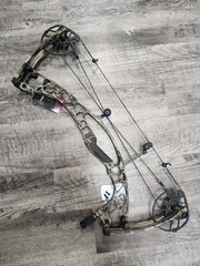Hoyt AX-2 29 – Right Hand – 26 1/4-27″ draw – 60-70LBS – Bottomland