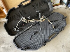 Predator Raptor Compound Bow (left hand) and hard Case