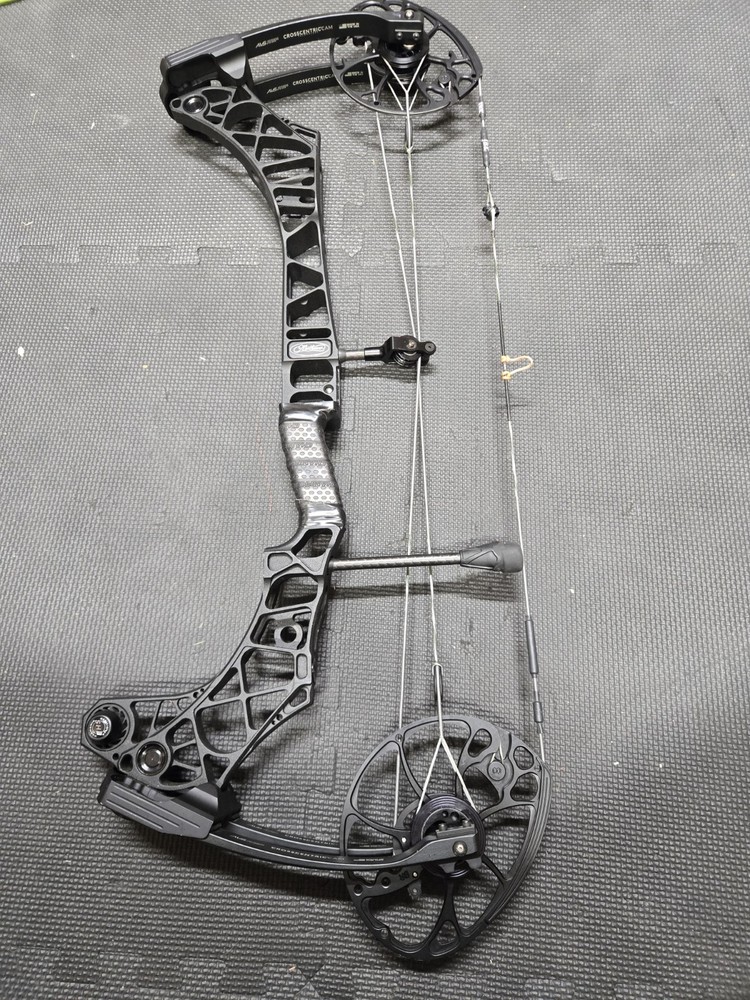 Mathews VXR 28 w Custom Strings