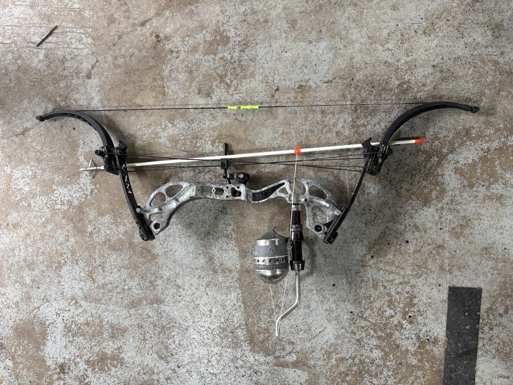 Muzzy Right Hand VXM Bowfishing Bow With Reel