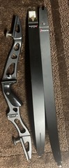 Hoyt Excel ILF Riser 21” Right Hand Riser & TradTech 40lb. Med. Limbs Excellent