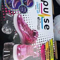 POPULAR Chicago pink skates” LIGHT UP” high Rebound Wheels Size4 USA NEW In Box