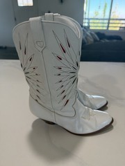 Dingo Women’s White Western Boots Size 8 Decorative Cutout Design