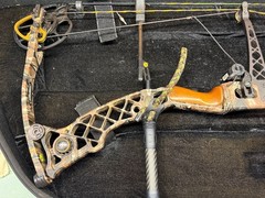 Mathews SoloCam Compound Bow Z9 65lb RH Camo + CBE Sight, Octane Rest, Case