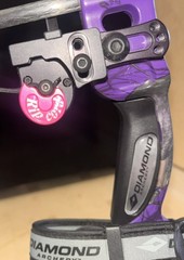 Diamond Archery Edge 320 Bow Purple Mossy Oak Bundle (arrows/hard case/quiver)