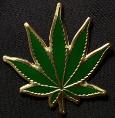 MARIJUANA LEAF METAL STICKER «GOLD N GREEN» 2 1/2 X 2 1/2″ PRETTY FRESH LOOKING