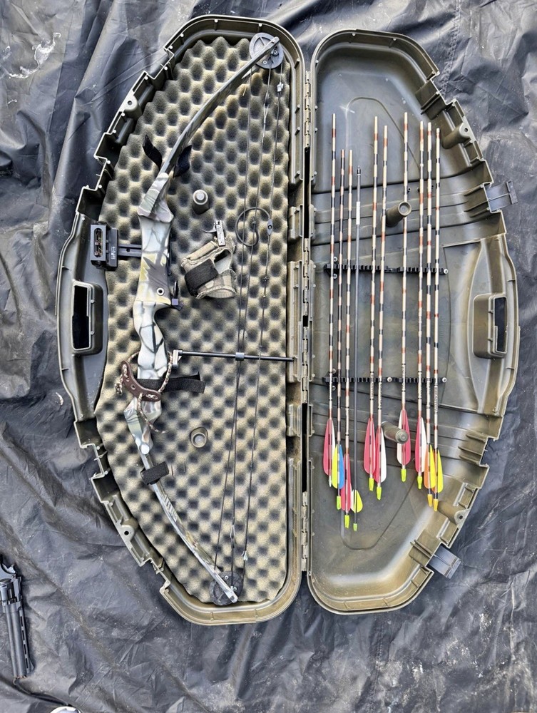 Compound Bow with Arrows and Hard Case, Camouflage & Black, Suitable for Men