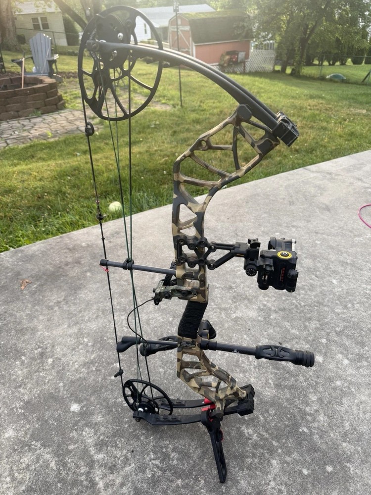 Bear Archery Legit RTH RH 70lb Fred Bear Camo- Sight, Rest, Stabs, Feet & Quiver