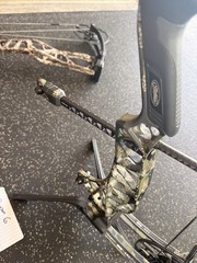 Mathews Lift X 33 RH Compound Bow 70lb 29in 33in Kuiu with accessories