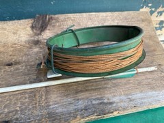 VINTAGE ARCHERY BOW FISHING REEL AND ARROW WITH CARP POINT FOR BOWFISHING