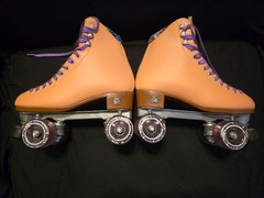 Moxi Beach Bunny Roller Skates Peach Blanket Size 8 Quad Skates Purple Wheels