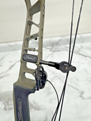 Used Mathews VXR 28 Right Handed Ambush Green Compound Bow 27″/70# – USED