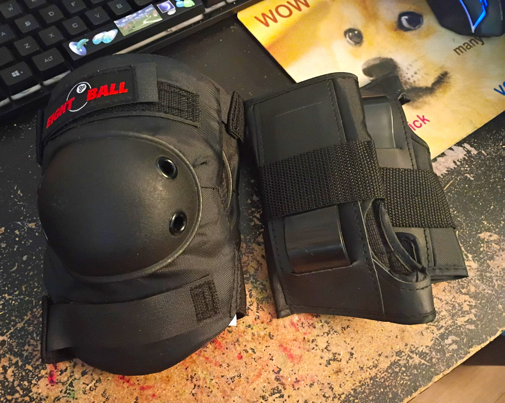 Eight Ball Skateboarding Protective Gear Set Black Knee Pads & Wrist Guards