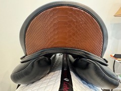 Sommer Esprit Dressage 17.5″ Black w Chestnut Stitch & Cantle Accent Wool Flock