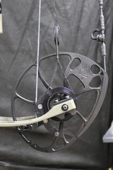 Mathews V3 31 – LH – 65# – 28.5″ – Ambush – HDX – Peep