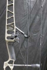 Mathews V3 31 – LH – 65# – 28.5″ – Ambush – HDX – Peep