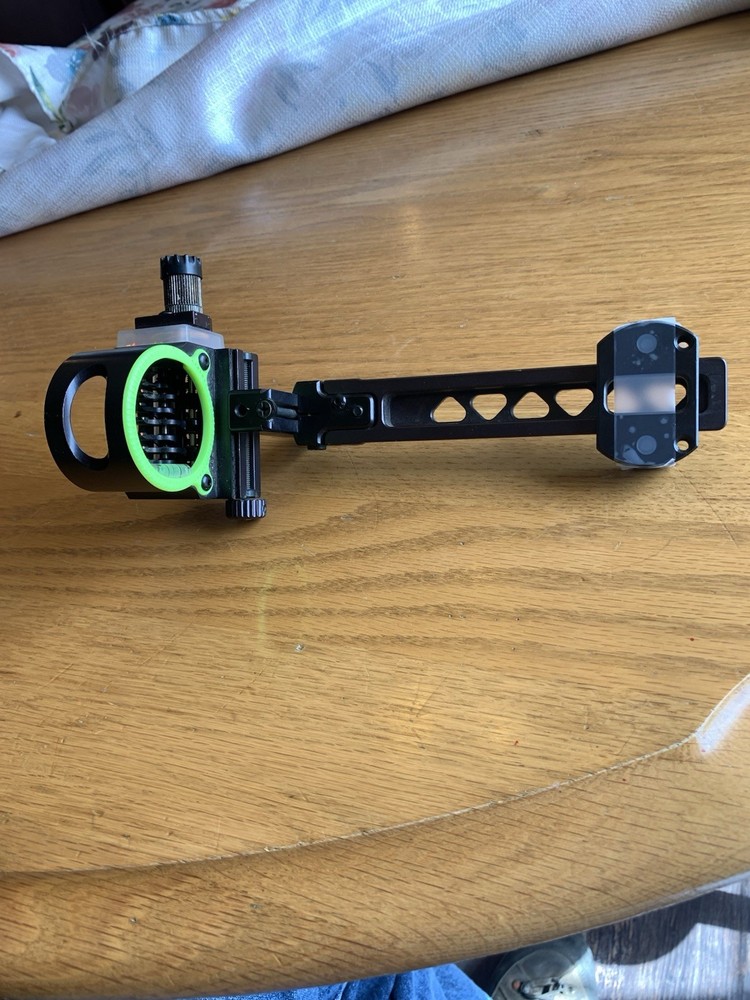 Black Gold 7 Pin Bowsight RH With Light, Dove Tail With Mounting Bracket, Used