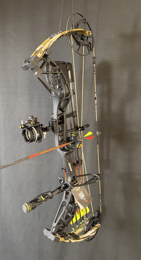 Bear Archery Whitetail INT RTH Setup With Arrows RH 55 to 70 Pounds Black New