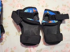 Amazon Dino Protective Gear, Includes Knee & Elbow Pads And Hand Guards Size Sm