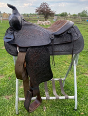 Used/vintage 15.5″ Simco dark tooled leather Western saddle w/semi bars US made
