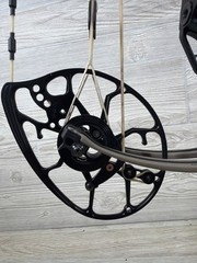 Used Mathews LIFT 29.5 28.5″ 60lb Black Riser/Granite Limbs Right Hand Bow w/ Ma