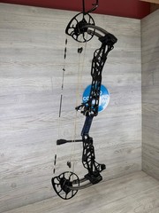 Used Mathews LIFT 29.5 28.5″ 60lb Black Riser/Granite Limbs Right Hand Bow w/ Ma