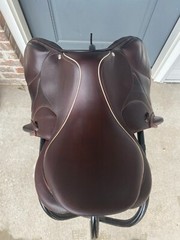 2017 Devoucoux Chiberta O Jump Saddle – 17″ Seat / 1AA Flap / Arcade Normale