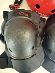 Eight Ball Knee Pads & LERUJIFL Red Helmet Set, Size S, CE Certified SET