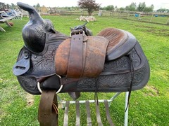 Used/vintage 15.5″ Simco dark tooled leather Western saddle w/semi bars US made