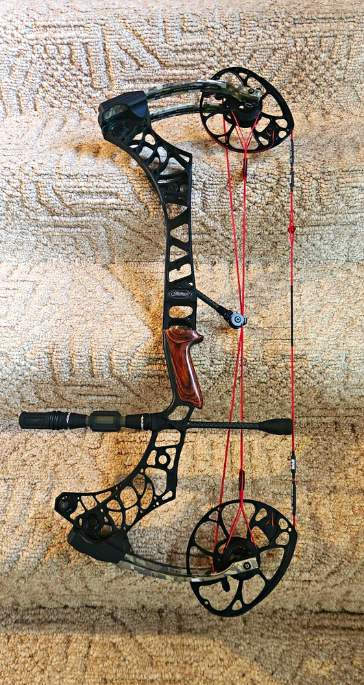 Mathews V3 27 RH, 75# Mods, 28.5 Inch Draw, Shrewd Stabilizer, Brand New String