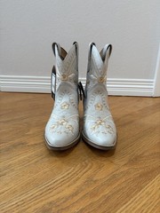 Dingo White Primrose Embroidered Western Boots Size 7 M(medium) DI 748-WHITE