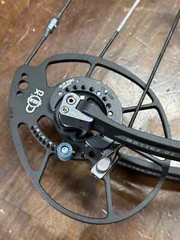 NEW BOWTECH CARBON ONE X Compound Bow in Black RH 70# 25.5-30.5″ 339fps