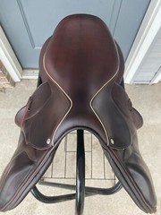 2017 Devoucoux Chiberta O Jump Saddle – 17″ Seat / 1AA Flap / Arcade Normale