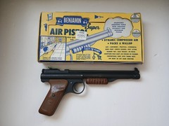 NOS VINTAGE BENJAMIN FRANKLIN MOD 137 PNEUMATIC AIR PELLET PISTOL W ORIGINAL BOX