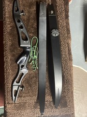 Hoyt Excel ILF Riser 21” Right Hand Riser & TradTech Short 50 Lb. Limbs Mint