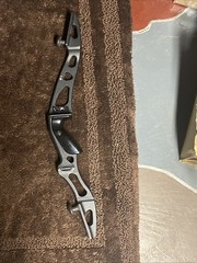 Hoyt Excel ILF Riser 21” Right Hand Riser & TradTech Short 50 Lb. Limbs Mint
