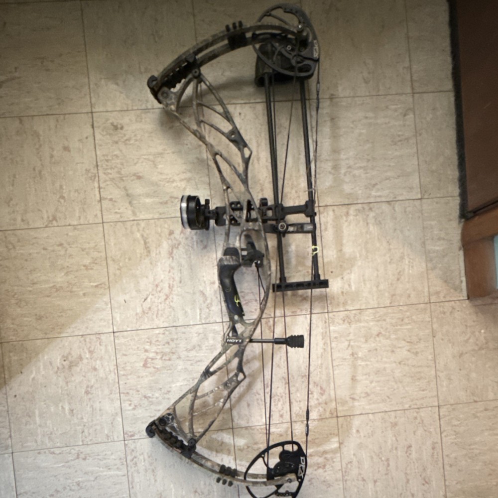Hoyt Defiant Compound Bow 60-70lbs 28-30in RH Camo w/ Quiver, Sight