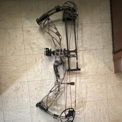 Hoyt Defiant Compound Bow 60-70lbs 28-30in RH Camo w/ Quiver, Sight