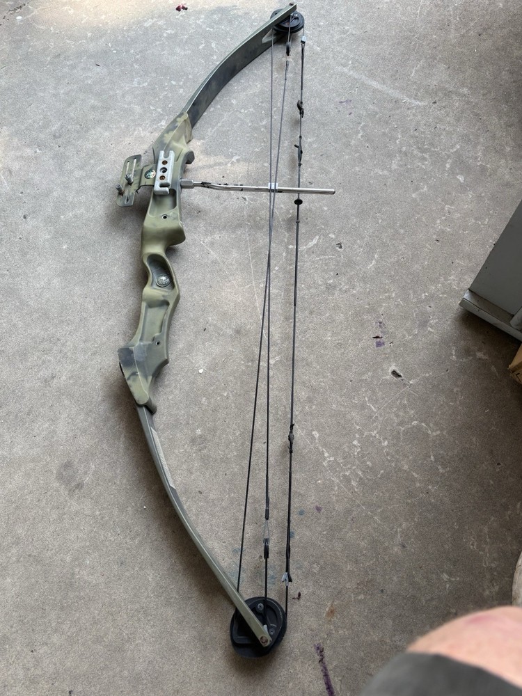 Vintage Bear Whitetail II Compound Bow 30″ Draw Length, 60# Draw, 38″ String