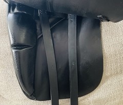 17.5 Stubben Genesis Deluxe Dressage Saddle